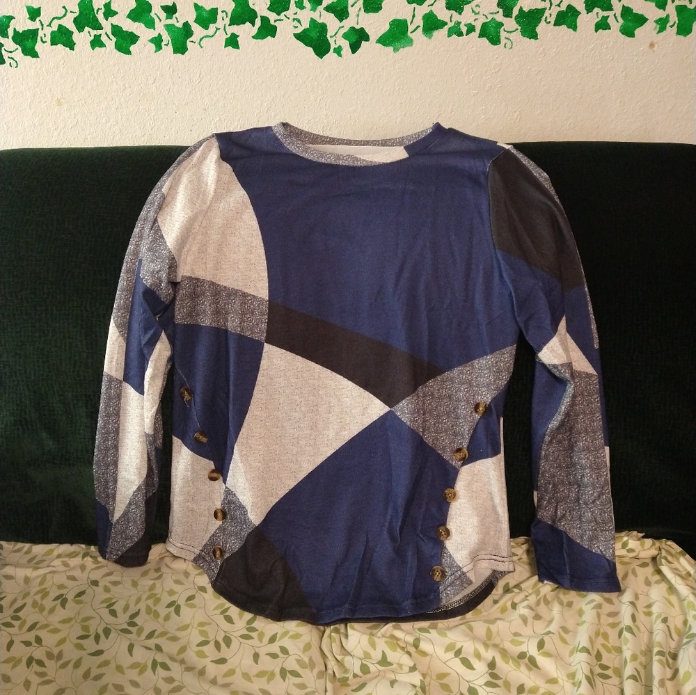 Thin blouse with buttons on both sides